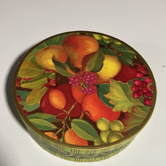 HARRY & DAVID BEAUTIFUL FESTIVE ROUND BOX FILLED WITH 24 TEA LIGHTS - Picture 3 of 8